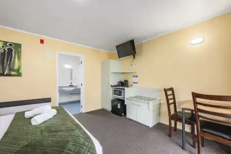 Fenton Court Motel - 72