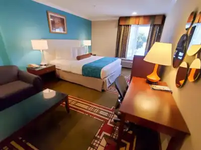 Howard Johnson by Wyndham Pasadena - 17