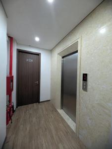 Era Apartment Lac Long Quan - 12