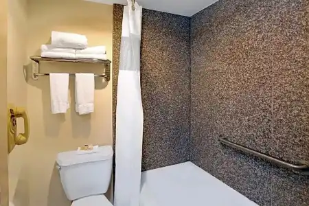 Travelodge By Wyndham Pasadena Central - 14