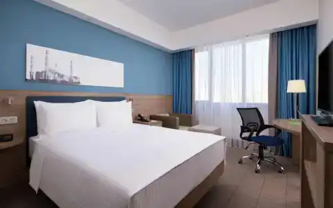 Hampton by Hilton Triumphal Arch - 15