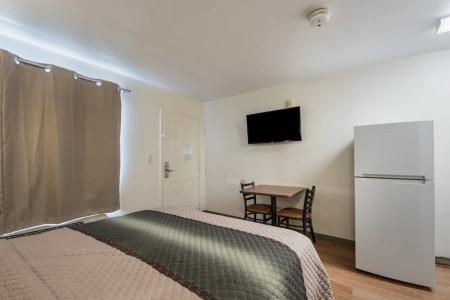 HomeTowne Studios by Red Roof Dallas - Irving - 39