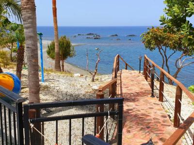 Astrofegia Beachfront Villa - 17