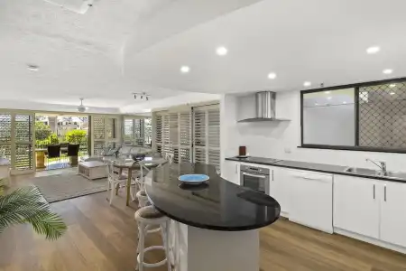 Gemini Court Holiday Apartments - 517