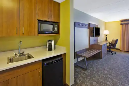 Holiday Inn Express & Suites Fort Wayne by IHG - 20