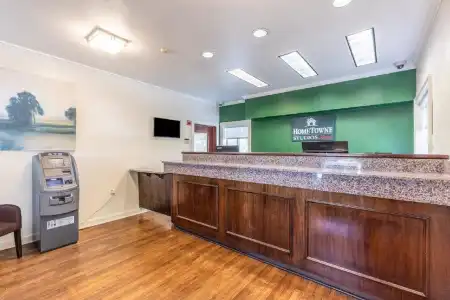 HomeTowne Studios by Red Roof Orlando - Casselberry - 14
