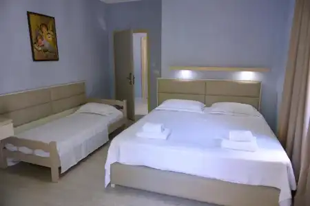 Andi - 25