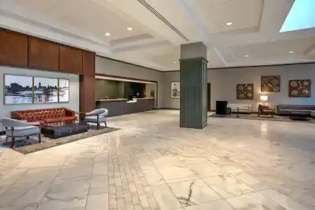 DoubleTree by Hilton - 43