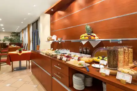 Ramada by Wyndham Airport - 10
