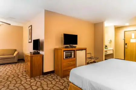 Quality Inn & Suites - 2