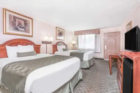 Ramada Macon - 5