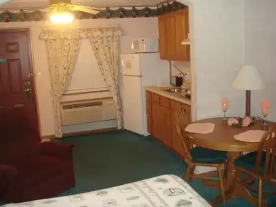 Townhouse Inn & Suites Omaha - 10