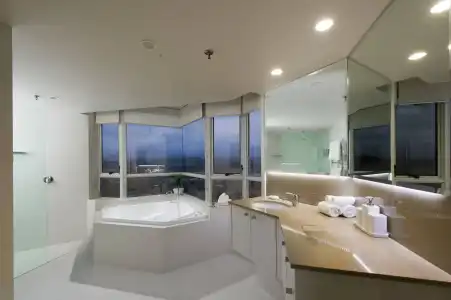 2nd Avenue Beachside Apartments - 8