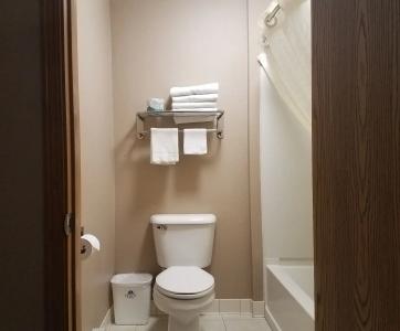 Americas Best Value Inn and Suites Bismarck - 9