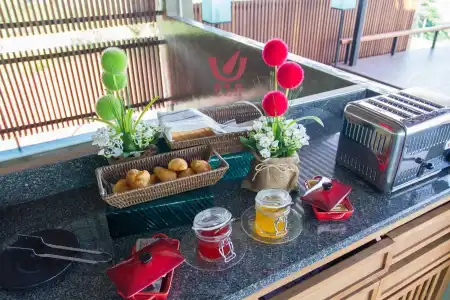Kroque Boutique & Bistro - 10