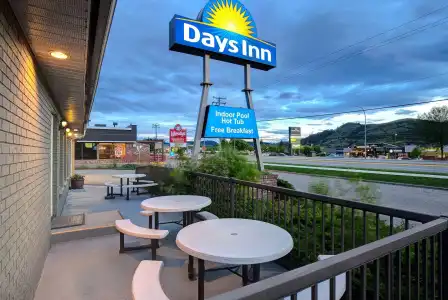 Days Inn by Wyndham Vernon - 17