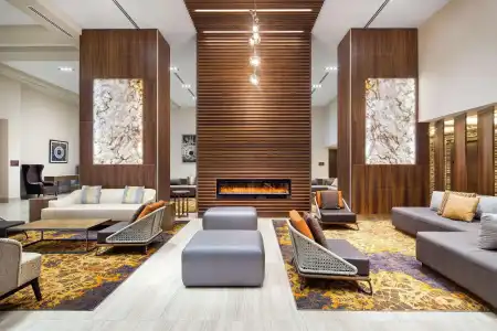 DoubleTree by Hilton Toronto Airport - 3