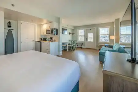 Commander & Suites - 103