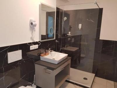 Emiliana am Bahnhof - 14