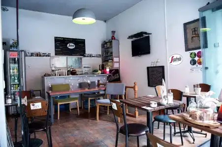 Cheers Midtown Hostel - 10