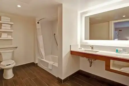 Hampton Inn & Suites by Hilton Calgary-Airport - 78