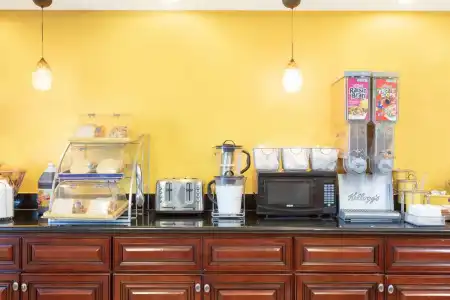 Red Roof Inn Baltimore - 17