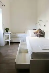 Follow the Sun Boutique Hostel - Pool, Breakfast & Sea Views - 4