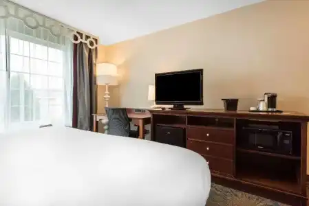 Best Western Erie Inn & Suites - 48