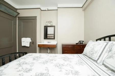 Gardner & Hostel - 122