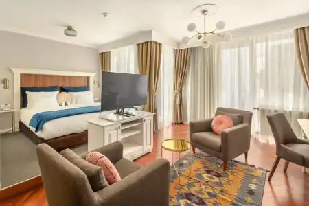 Queen's Court & Residence - 39