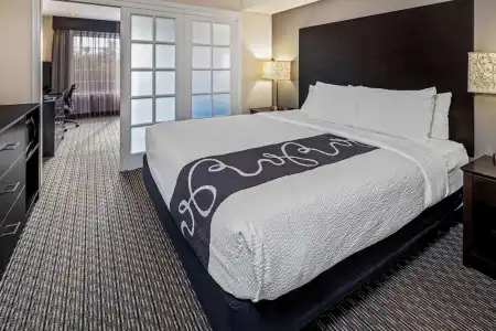 La Quinta Inn & Suites by Wyndham Anaheim - 35