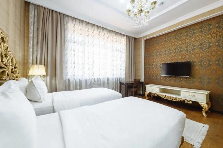 Monday Royal Apart - 200