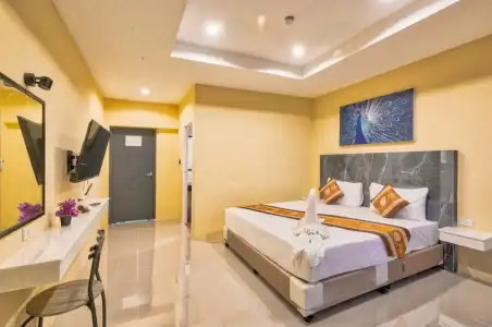 TJ Patong - 18