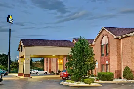 Days Inn & Suites by Wyndham Louisville SW - 0