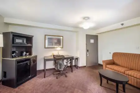 Clarion Inn & Suites Central Clearwater Beach - 69