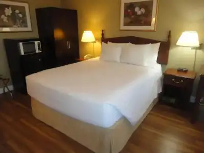 Days Inn by Wyndham Vernon - 35