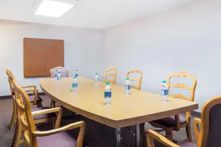 Ramada Macon - 12