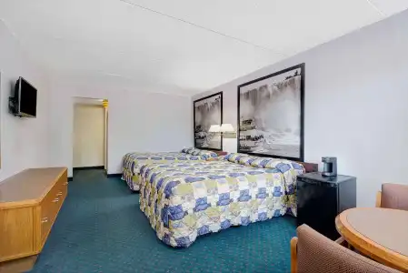 Super 8 by Wyndham Niagara Falls North - 3