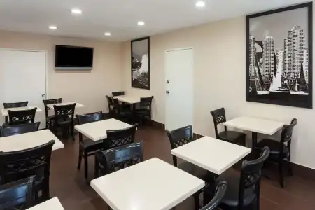 Super 8 by Wyndham San Diego Circle - 16
