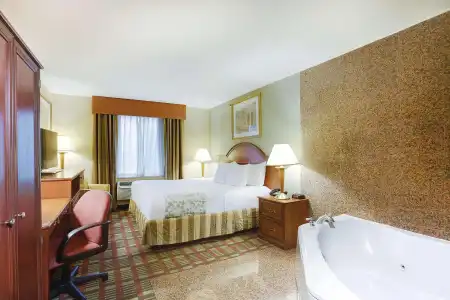 La Quinta Inn by Wyndham Queens - 2
