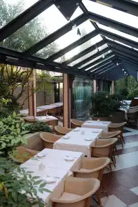 & Restaurant Milan - 11