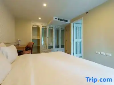 Sabai Sathorn - 220