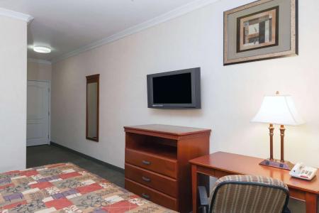 Howard Johnson by Wyndham Bakersfield - 1