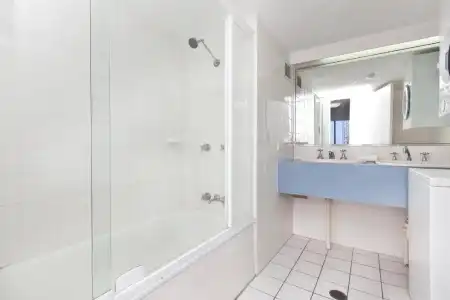 Surf Regency Apartments - 54