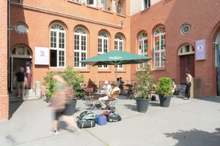 Three Little Pigs Hostel - Your Berlin Castle - 51