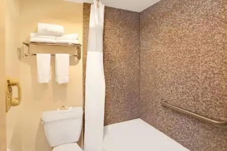 Travelodge By Wyndham Pasadena Central - 12