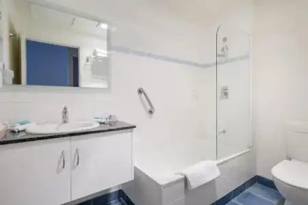 Mayfair Plaza Motel - 87