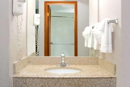 Super 8 by Wyndham Denver Stapleton - 7