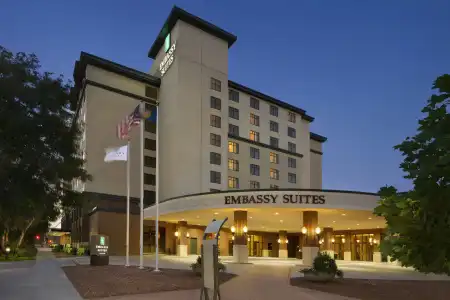 Embassy Suites Lincoln - 36