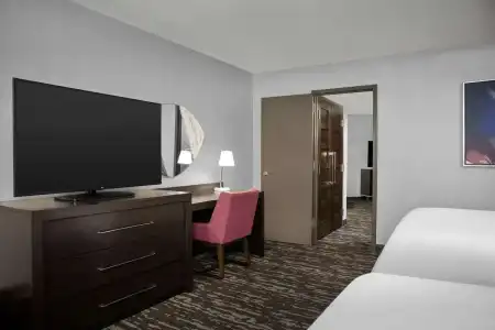 Embassy Suites by Hilton Crystal City National Airport - 57